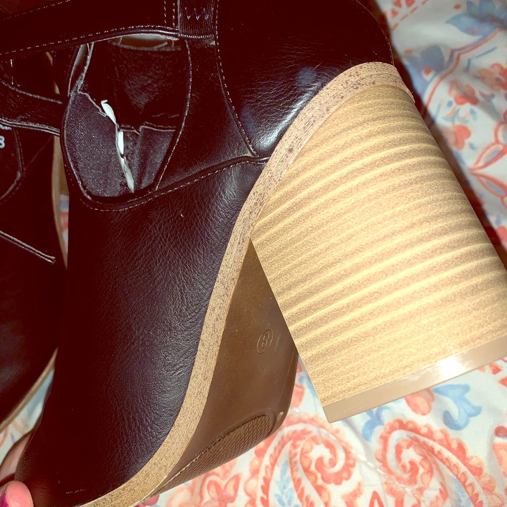 ADORABLE BLACK WEDGES!